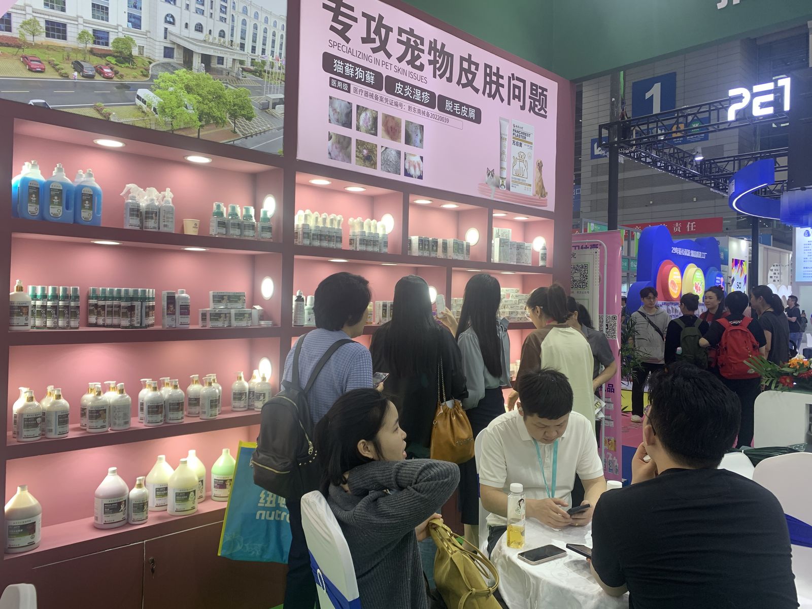 Business consultations at the Nantong Xiaochong booth