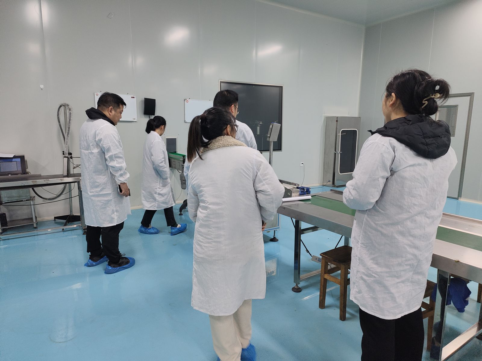 Auditors tour the clean production workshop